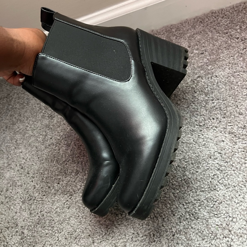 Size 8.5 Boot